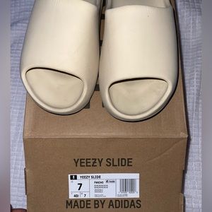 USED AUTHENTIC YEEZY SLIPPERS size 7